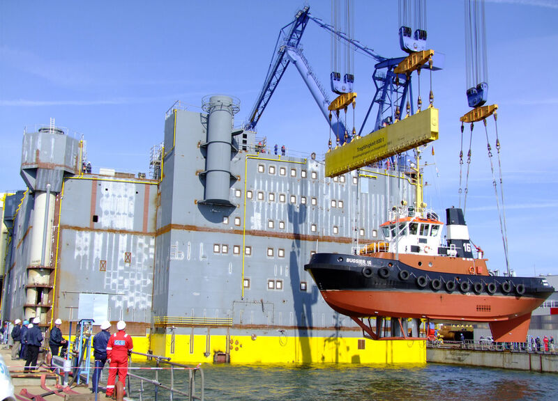 Die 800-MW-Offshore-Konverter-Plattform Borwin2 im Dock in Warnemünde. (Siemens)