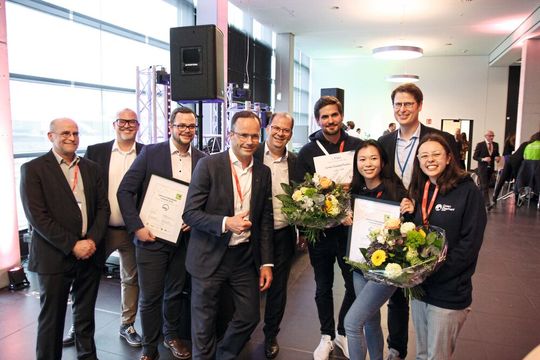 Gewinner des Labvolution Award 2023: Das IUTA für einen Workflow für patientenindividuelle Zytostatika-Behandlungdas sowie das Start-up Green Elephant Biotech für ein innovatives Zellkultursystem Cell Screw aus pflanzlichem PLA. Gewinner des Labvolution Award 2023: Das IUTA für einen Workflow für patientenindividuelle Zytostatika-Behandlungdas sowie das Start-up Green Elephant Biotech für ein innovatives Zellkultursystem Cell Screw aus pflanzlichem PLA.