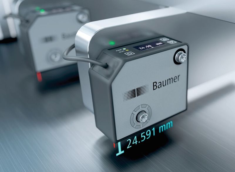 Dank eines besonders feinen Linienstrahls messen die OM Laser-Distanzsensoren sehr zuverlässig und wiederholgenau. Somit können auch auf anspruchsvollen Oberflächen stabile und präzise Messergebnisse erzielt werden. Dies ist zum Beispiel bei der Inspektion eines Batteriegehäuses für Elektrofahrzeuge entscheidend. (Bild: Baumer)