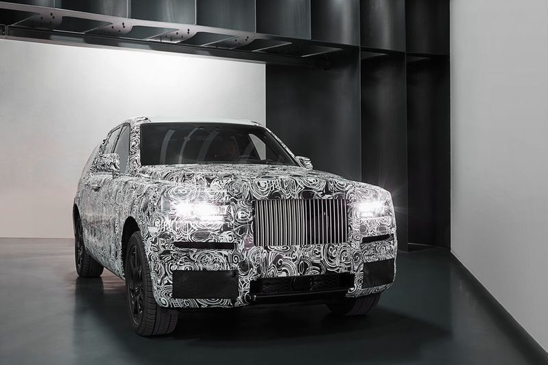 Die Front dominiert der typische wuchtige Kühlergrill. (Rolls-Royce)