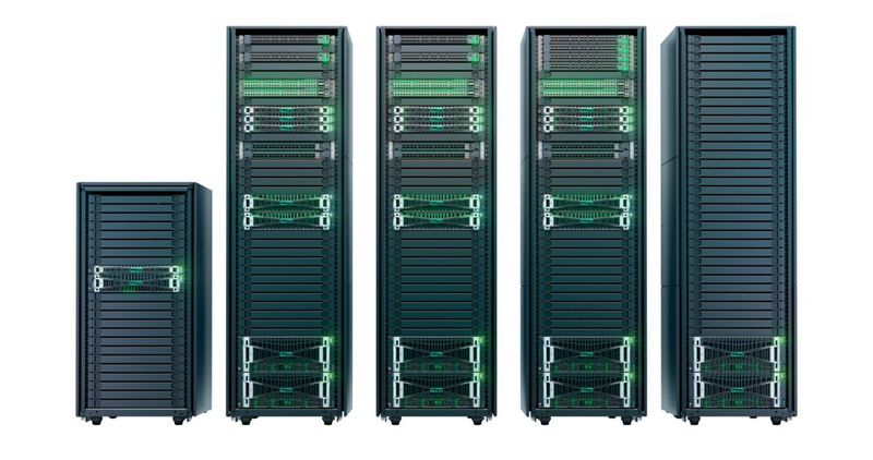 Die HPE Private Cloud AI soll Unternehmen eine schlüsselfertige KI-Lösung liefern. Zum Einsatz kommen dafür Server mit Nvidia-GPUs, als Neuheit auch mit RTX Pro 6000 Blackwell, sowie Nvidia-Enterprise-AI-Software, HPE-Juniper-Netzwerkkomponenten und HPE-Alletra-Storage. (Bild: HPE)