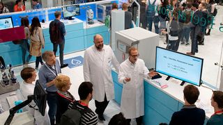 Auf der Labvolution drehte sich alles um das vernetzte Labor. Auch unter den Besuchern stand Networking ganz oben auf der Agenda (Deutsche Messe)