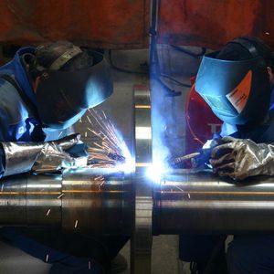 2. Platz: Ralf Ströder, Wasungen „Anschweißen eines Flansches auf eine Turbinenantriebswelle mit einem Vollanschluss als K-Naht. Um den vorgegebenen Verzug von einem Millimeter einzuhalten, schweißen die beiden MAG-Schweißer die Naht parallel“ 