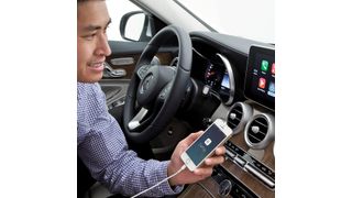 Vernetzt: Bisher nur bei Luxusfahrzeugen, lassen sich Smartphones mit dem Infotainment-Netzwerk in einem Fahrzeug des Mittelklasse-Segments verbinden. Zum Einsatz kommt der schaltbare USB-Hub von MCD. (MCD)