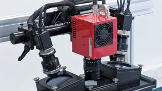 Bild 1:  Die Prüfmaschine für den hydraulischen Tiefungsversuch ermöglicht die präzise Onlineaufnahme von Filmen, um anschließend die Formänderungen über den Versuchsverlauf exakt auszuwerten. (Bild: Thyssen-Krupp Steel Europe)