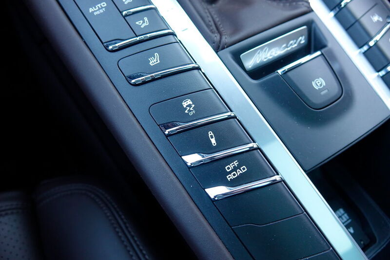 Die Mittelkonsole mit ihrer Knopfsammlung ist ebenfalls typisch Porsche. (Sven Prawitz/»Automobil Industrie«)