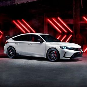 Ausgeliefert wird der Civic Type R mit mattschwarzen 19-Zoll-Leichtmetallfelgen.(Bild:  Honda)