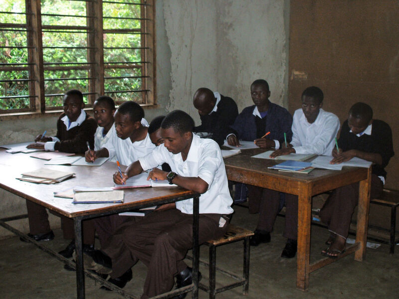 Wie auch hierzulande beginnt der Unterricht in Tansania um 8:00 Uhr. Schluss ist aber erst nach dem täglichen Sport um 17:30 Uhr. (Bild: Jaschinski)