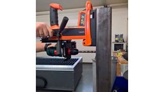 Der tragbare Bohrständer SP-V ist mit einem leistungsstarken Permanent-Magneten ausgestattet. (Alfra)