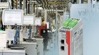 Das wie ein Antiviren-Sensor arbeitende CIM der neuen Security-Router erkennt ohne Nachladen von Viren-Pattern oder anderen Updates, ob ein aus einer Steuerung, Bedieneinheit und einem PC zusammengesetztes Windows-System von einer Schad-Software befallen worden ist. (Bild: Phoenix Contact)