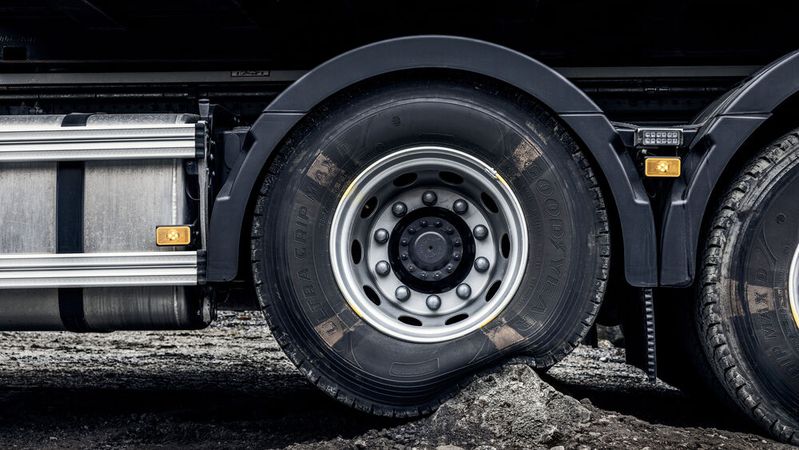 Reifendruckkontrollsysteme sind im Lkw bislang nicht verpflichtend. Das ändert sich ab Juli 2024.(Bild:  Volvo Trucks)