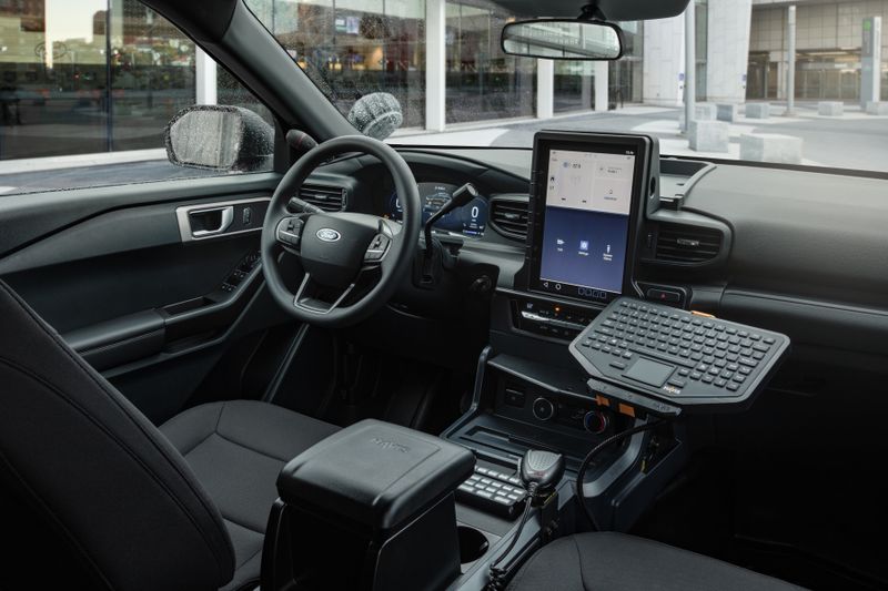 Innen gibt es die notwendige Spezialausrüstung wie Funk, einen Bildschirm mit physischer Tastatur. (Bild: Ford)