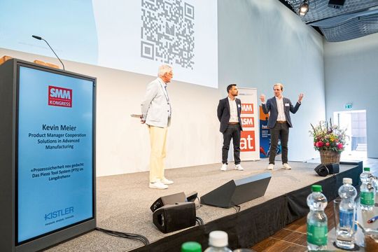 Gemeinsam mit Dominik Läng von Dihawag (Mitte) zeigte Kevin Meier, Produktmanager bei der Kistler Instrumente AG (rechts), am Beispiel des Langdrehens, dass mit dem «Piezo Tool System» ein hochauflösendes Monitoring bis zum Schlichten möglich ist.(Bild:  Thomas Entzeroth)
