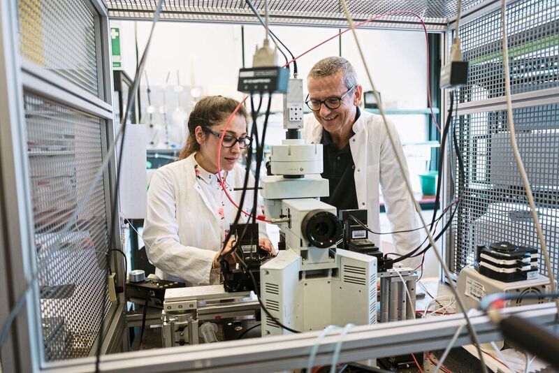 Raziye Karapinar (links) und Stefan Herlitze untersuchen eine neue Methode, um gezielt optogenetische Werkeuge zu synthetisieren. (RUB, Kramer)