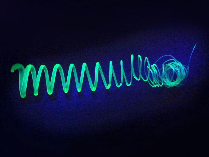 Extrudierte Spirale aus polymerumhüllten Silizium-Nanoblättchen unter UV-Licht (Tobias Helbich / TUM)
