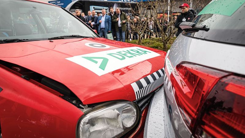 Unfall – was nun? Der geschädigte will in der Regel mit der Schadenabwicklung nichts zu tun haben, und tritt seine Forderung an die Werkstatt ab. Doch bei der Abrechnung des Schadens durch die Versicherung muss die Werkstatt darauf achten, dass sie auf ihre Kosten kommt. Hierbei müssen die Betriebe auf einige Fallstricke achten.(Bild:  Stefan Bausewein)