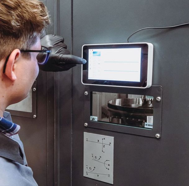 Der Bildschirm zeigt dem Maschinenführer die aufbereiteten Daten an. (Bild: Christoph Wilsnack/Fraunhofer IWS)