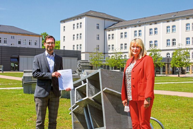 Prof. Dr. Andrea Klug und Prof. Dr. Raphael Lechner mit der Berufungsurkunde.  (Sonja Wiesel, OTH Amberg-Weiden)