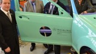 Björn Moraw, Thorsten Wiechmann und Mark Wisotzki (v. li.) von der Mercedes-Niederlassung Lübeck übergaben die Karosserie an Jens Giese von der Berufsbildungsstätte Travemünde. (Foto: HWK)