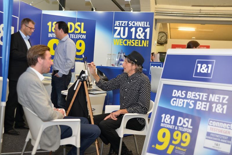 Ein Karikaturist zeichnete mit dem Tablet auf Wunsch Messebesucher. (Eno)