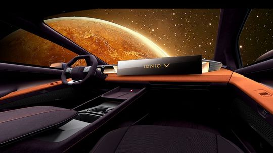 Das Cockpit des Ioniq V ist sehr aufgeräumt. Als Anzeige- und Bedieneinheit gibt es einen großen Touchscreen.(Bild:  Hyundai)