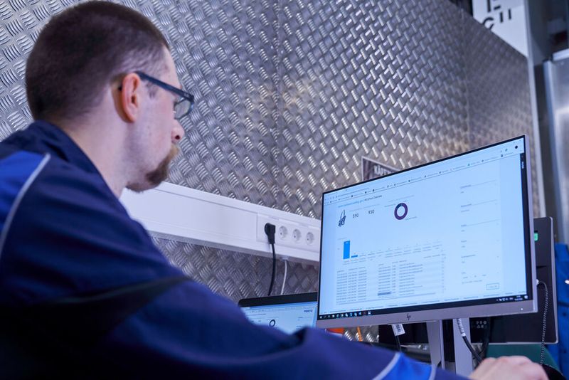 Eine Software wertet die Sensordaten kontinuierlich aus und kann so Vorhersagen treffen, wann der Ausfall einer Schwißzange droht. (Bild: BMW)