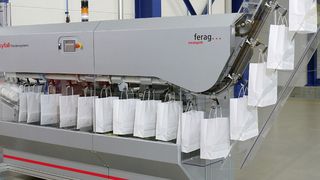 Startpunkt: Die Papiertaschen werden, pneumatisch geöffnet, von der Fördereinheit aufgenommen. (Bild: Ferag)