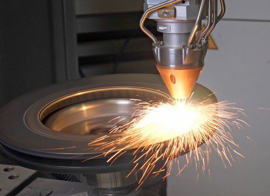 Laserline hat auf der Laser - World of Photonics mehrere Innovationen präsentiert. Unter anderem wurde der bisher stärkste blaue Diodenlaser vorgestellt. Und hier sieht man, wie ein weiterer Laser eine Bremsscheibe beschichtet, um Feinstaub zu reduzieren. Lesen Sie weiter ...(Bild:  Laserline)