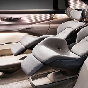 Die luxuriösen Fauteuils sind nicht etwa mit edlem Leder, sondern mit rezykliertem Polyamid bezogen. (Bild:  Audi)