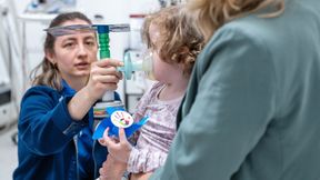 Kinder sind meist erst ab einem Alter von fünf Jahren in der Lage, die Lungenfunktionstests zu absolvieren, die für eine Asthma-Diagnose nötig sind. Im Bild ein Kind bei einem Atemtest.  (Bild: Kinderspital Zürich, Valérie Jaquet)