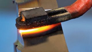 Die Aufheizung an der Schnittkante erfolgt per Induktion. (Eldec)