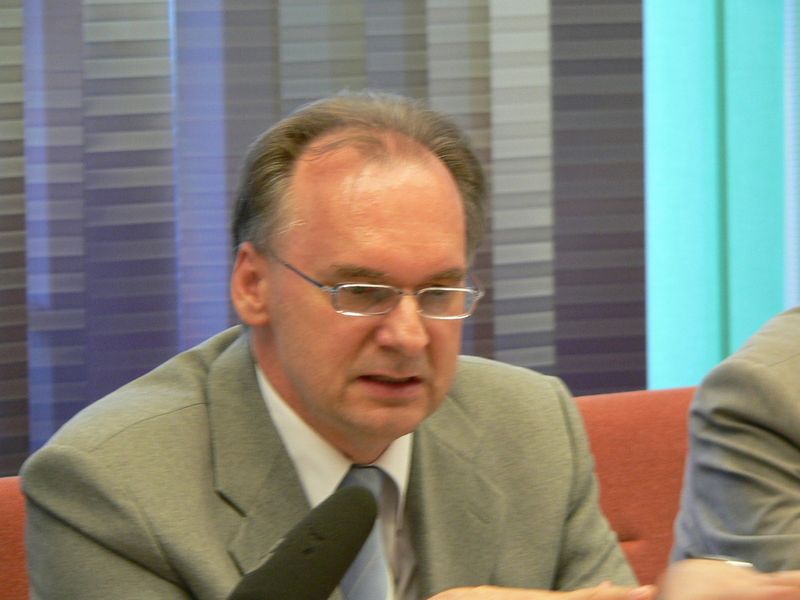 Dr. Reiner Haseloff, Wirtschaftsminister von Sachsen-Anhalt: „Das mitteldeutsche Chemiedreieck verfügt über eine Chemieparkfläche von mehr als 5500 Hektar sowie über hochmoderne Stoffverbünde. Diese Standorte bieten mit ihrem Synergiepotential beste Voraussetzungen für neue Ansiedlungen.“ Bild: isw (Archiv: Vogel Business Media)