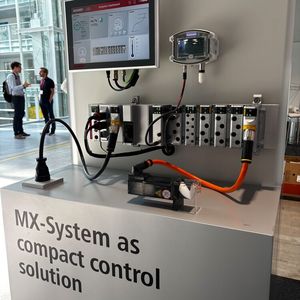 Schaltschranklose Automatisierung mit Beckhoff: Das «MX-System» von Beckhoff ermöglicht erstmals vollständig schaltschranklose Automatisierungslösungen im Maschinen- und Anlagenbau. Das modulare Baukastensystem aus MX-System-Baseplate und Funktionsmodulen vereint alle Aufgaben eines klassischen Schaltschranks – von der Energieverteilung bis zur Ansteuerung von Motoren und Aktuatoren – frei konfigurierbar über IPC-, Koppler-, I/O-, Drive-, Relais- und System-Module.(Bild:  Jeremy Streiff)
