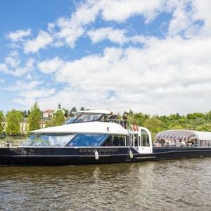 Bohemia Rhapsody auf ihrer Fahrt durch Prag: Die enge Moldau stellt hohe Anforderungen an die Manövrierbarkeit des großen Schiffes.