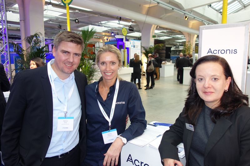 Markus Fritz und Sharon Heidorn, Acronis mit Katja Dannenberg, Tech Data (Bild: IT-BUSINESS)