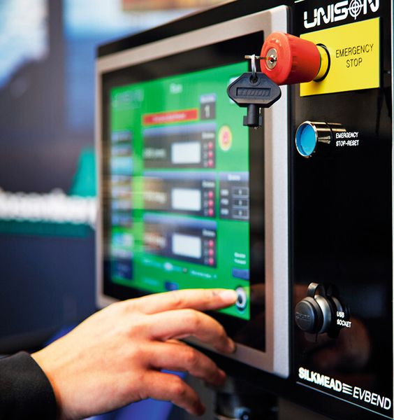 Bild 4: Die CNC-Rohrbiegemaschine verfügt über eine intuitive grafische Benutzeroberfläche. Die Betreiber wissen innerhalb von Minuten, wie die Maschine arbeitet. (Bild: David Chalmers)