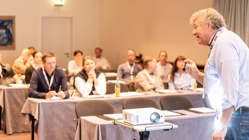 Unternehmensberater Michael Zülch zeigte in seinem Workshop, wie sich Betriebe auf die Verhandlungen mit großen Kunden vorbereiten können. (Bild: Repanet)