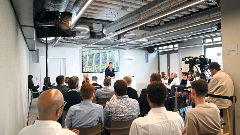 Auf dem eIDAS Summit im Juni 2025 hielt Prof. Dr. Luise Hölscher, Staatssekretärin im Bundesdigitalministerium, die Eröffnungskeynote.(Bild:  bitkom e.V.)