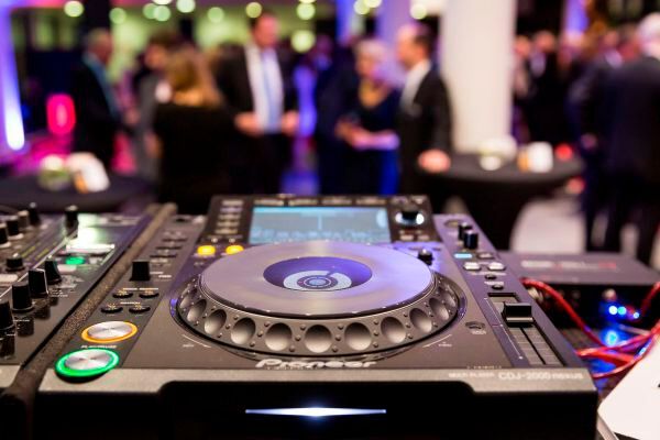 Nach der Party ist vor der Party: Nach der offiziellen Award-Verleihung stieg die Cocktailparty im Foyer... (Fotograf/Copyright:Fotograf/Copyright: Stefan Bausewein/Vogel Business Media)