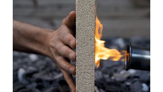 Das Verfahren der Empa-Forscher verwandelt Sägespäne in feuerfeste Platten. (Bild: R Kürsteiner et al. Chem Circularity 2026 / CC BY 4.0 / cell.com)