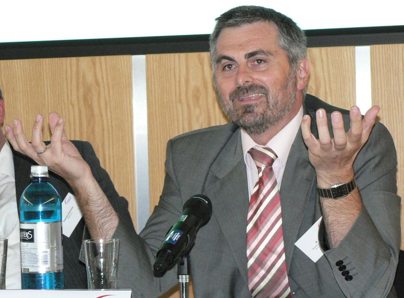 Werner Lucha, Bayerisches Staatsministerium, referierte über den Bildungsauftrag der beruflichen Schulen in der Aus- und Weiterbildung im Bereich der Automatisierungstechnik: „Die Theorie vermitteln, um die Technik besser zu verstehen.“ (Archiv: Vogel Business Media)