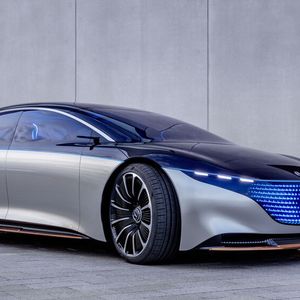 Der Mercedes EQS mit 700 Kilometern Reichweite soll das neue Elektro-Flaggschiff des Autobauers werden.(Bild:  Daimler)