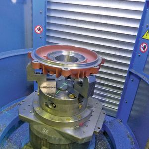 Eine der zwei Rüststationen. Die Bauteile lassen sich innerhalb eines Rundlaufs von 20 µm sicher ein- und ausschleusen.