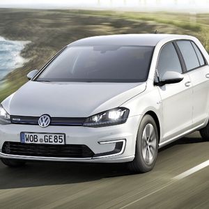 Ein aerodynamischer Feinschliff und Leichtaufreifen sollen den Golf elektroantriebstauglich machen.