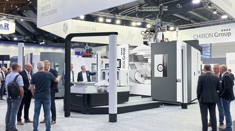 Ene FZ 19 S five axis mit neuem, inhouse entwickeltem Palettenwechsler: Die frei zugängliche und nachrüstbare Lösung unterstützt die Bearbeitung großer und komplexer Werkstücke und ermöglicht lange autonome Maschinenlaufzeiten bei hoher Flexibilität und Produktivität auf kompakter Fläche. (Bild: Chiron)