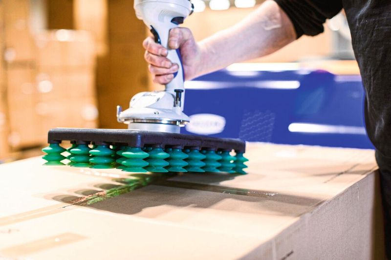 Ergonomisch gestalteter Bediengriff des Jumbo Flex – für Rechts- und Linkshänder gleichermaßen geeignet. (Bild: Schmalz)