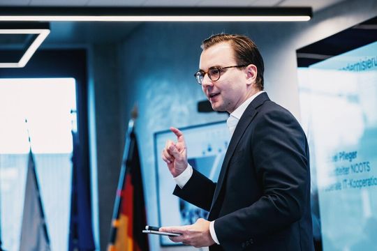 Michael Pfleger, Gesamtleiter NOOTS bei der FITKO:„RaaS vereint Architektur, Technologie und rechtliche Einordnung erstmals in einem konsistenten Gesamtbild. Damit verfügen wir über ein Fundament für den bundesweiten Aufbau moderner, interoperabler Register, welche insbesondere für den kommunalen Rollout neue Möglichkeiten zur Beschleunigung der Registermodernisierung schafft.“ (Bild:  © Fotograf: Jens Oellermann)