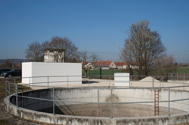 Überblick über die Anlage: links das Fertigteilbauwerk für die Steuerungstechnik; Mitte: Regenüberlaufbecken; rechts am Bildrand: Fertigteilpumpstation (Bild: Grundfos)