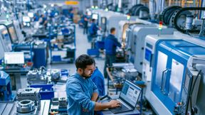 KI-Anwendungen können im Produktionsalltag bereits heute messbare Produktivitätsgewinne ermöglichen – vorausgesetzt, Daten und Prozesse sind strukturiert. (Bild: © Laura/stock.adobe.com - generiert mit KI)