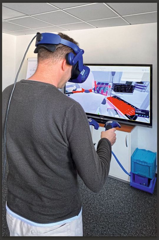 In einem gemeinsamen Workshop diente das virtuelle Cardboard Engineering zur Grundlagenermittlung, Konzept- und Detailplanung. Dabei lag der Fokus auf den Greifräumen am Arbeitsplatz.(Bild:  Item Industrietechnik)